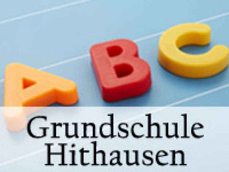 Grundschule Hithausen Logo. Die Buchstaben A. B und C in bunt nebeneinander. Darunter der Schriftzug "Grundschule Hithausen". 