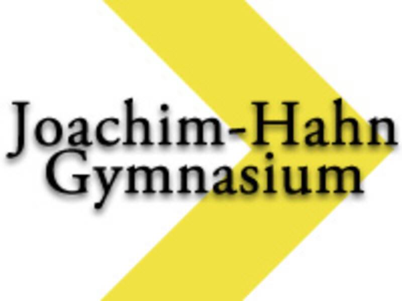 Joachim-Hahn Gymnasium Logo. Ein Gelber Pfeil und darüber der Schriftzug "Joachim-Hahn Gymnasium". 