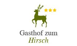 Logo des Gasthofs zum Hirsch. Unten ist der Schriftzug mit dem Namen des Gasthofs in einem Grün. Darüber ist ein Hirsch in demselben Grün. Rechts vom Hirsch sind drei gelbe Sterne. 