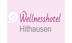 Logo des Wellnesshotels Hithausen auf einem pinken Hintergrund. 