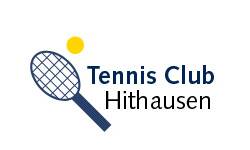 Logo des Tennis Clubs Hithausen. Links ist ein Tennisschläger abgebildet und darüber ein gelber Tennisball. Rechts daneben der Schriftzug "Tennis Club Hithausen"